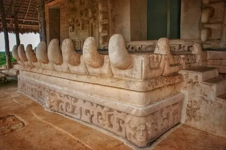 Detalle del estuco labrado del trono