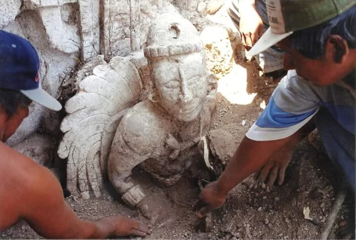 Figuras de estuco descubiertas durante la excavación