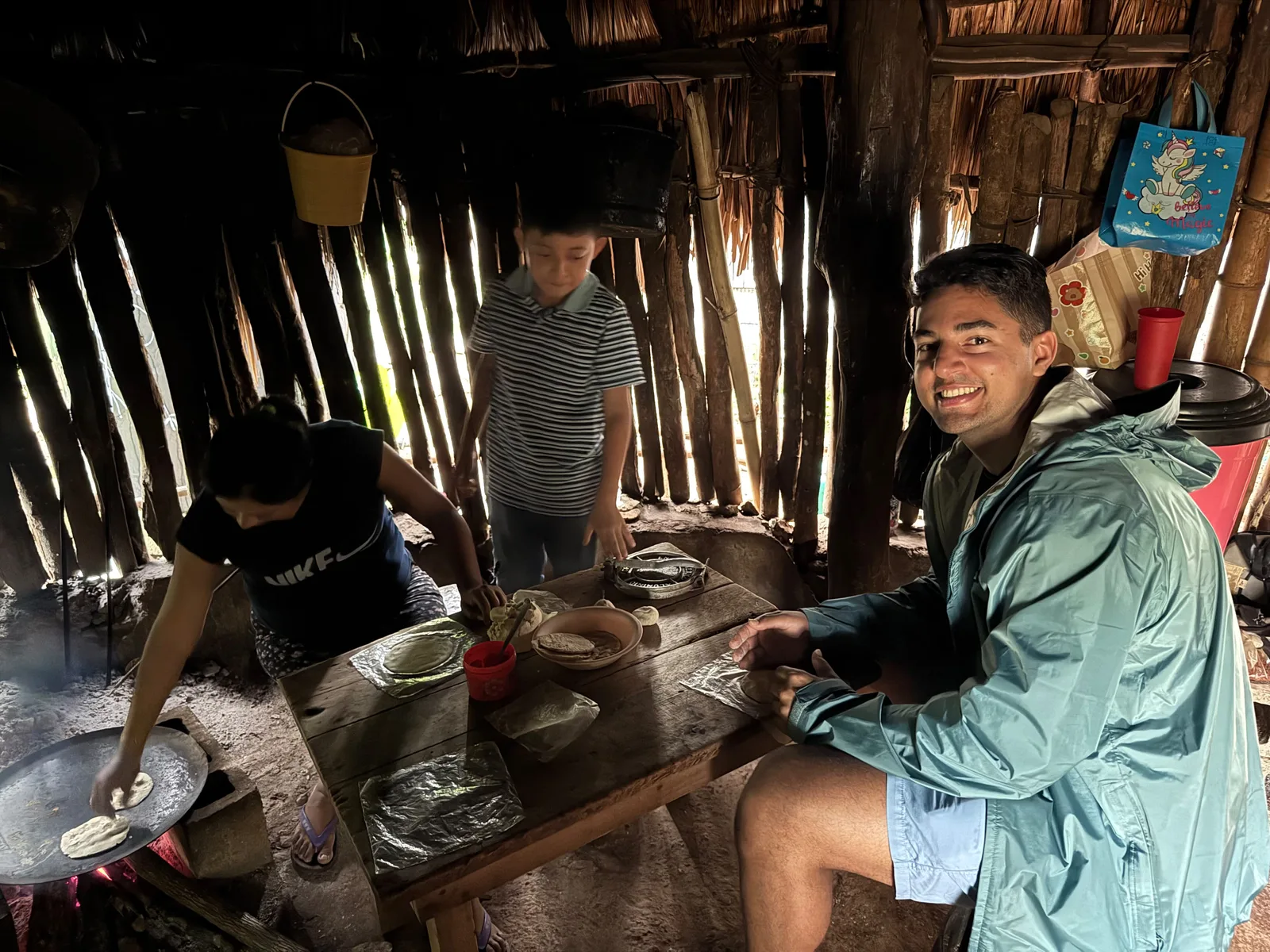 Tortillas al comal sobre el fogón de leña, en una cocina maya
