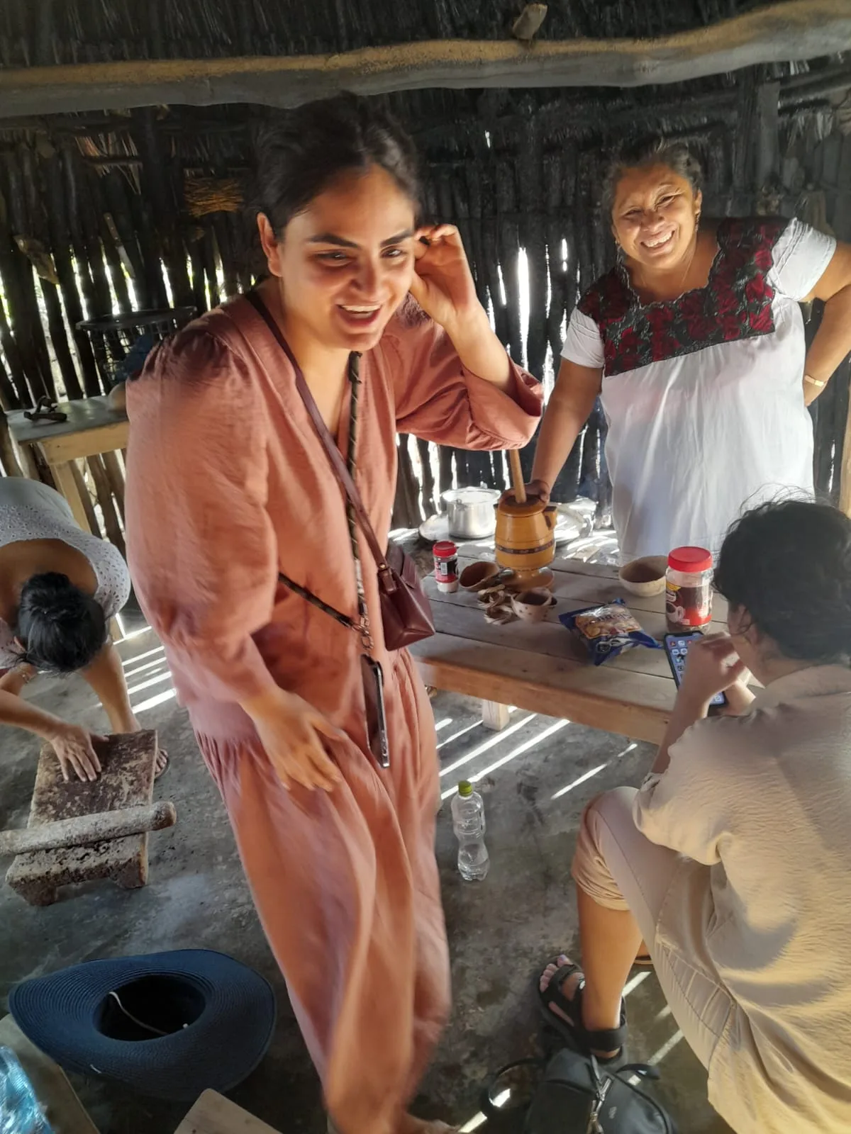 Risas en el taller de cacao, alrededor de la mesa