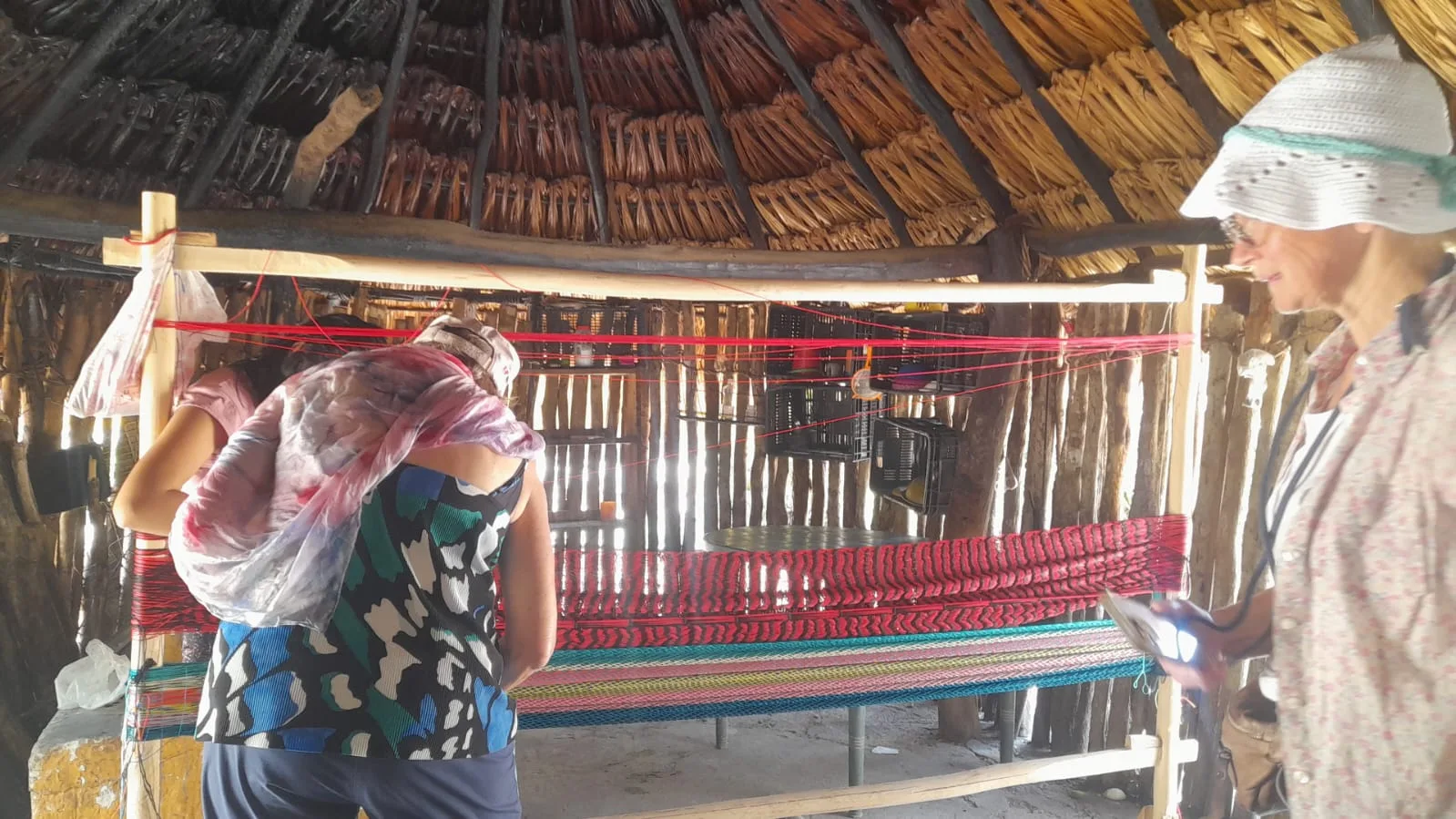 Telar de hamaca bajo el techo de palma