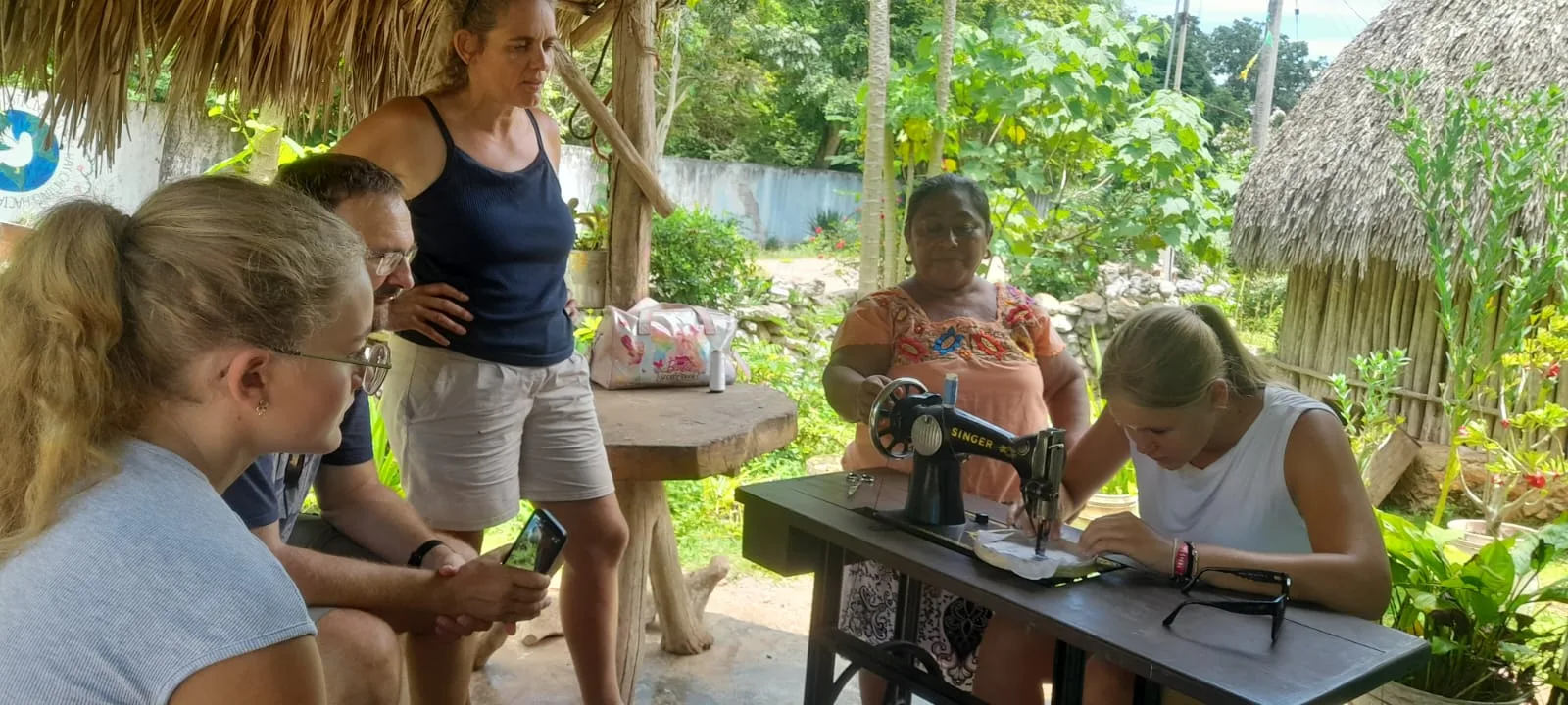 Taller de bordado alrededor de la máquina de coser