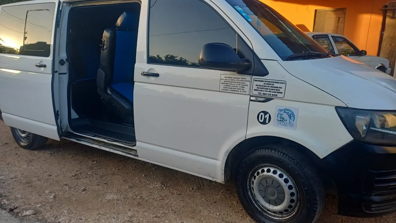 La van del guía, lista para salir hacia Ek Balam